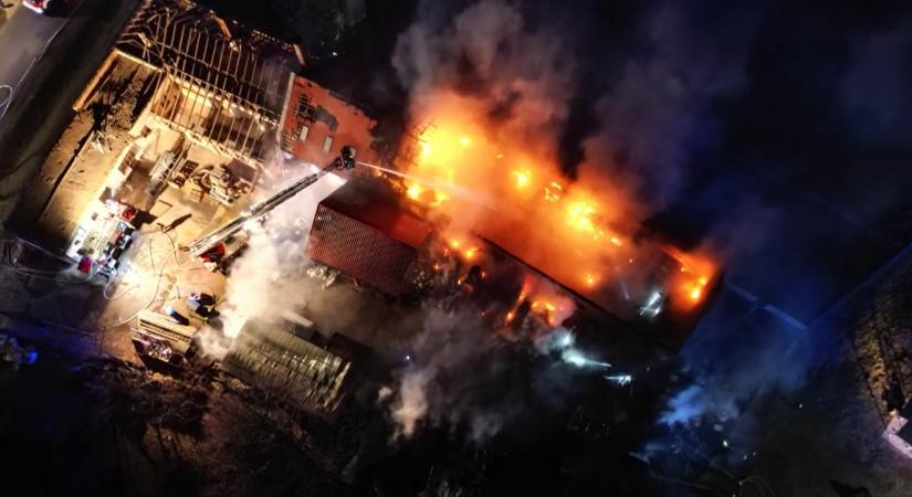 Érthetetlen gonoszság: felgyújtottak egy füzesgyarmati alapítvány telephelyét, 25 év munkája veszett kárba - videó