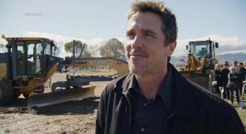Christian Bale 12 nevelőotthont épít, hogy a szülő nélkül maradt testvérek együtt nőhessenek fel