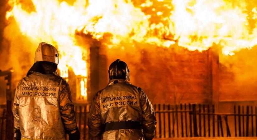 Nagy területen lángol egy lakóház Moszkvában