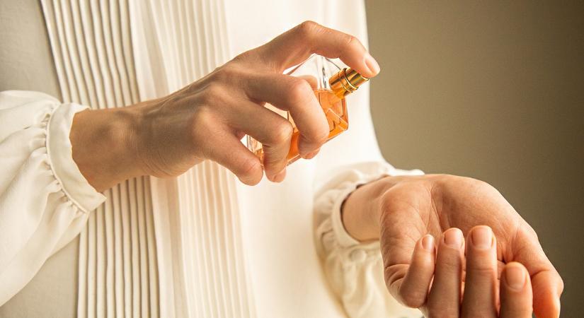 Az év illattrendjei visszatérnek a romantikus csábításhoz: új parfümök tavaszra