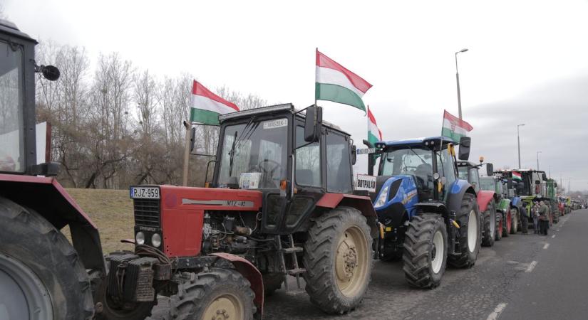 Traktorok kígyózó sora, elégedetlen gazdálkodók – gazdatüntetés Záhonyban