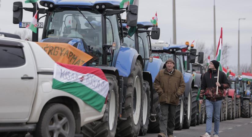 Ellepték a Záhony felé vezető utakat a traktorok  videó