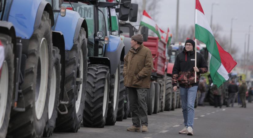 Óriási gazdatüntetés Záhonynál, rengeteg traktor az utakon - fotók, videó