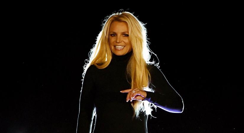 A földön fetrengett, széttárt lábakkal Britney Spears – fotók