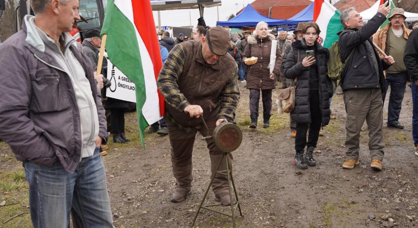 Traktorral és Wass Alberttel az ukrán gabona és Brüsszel ellen – gazdatüntetés volt Záhonyban pénteken