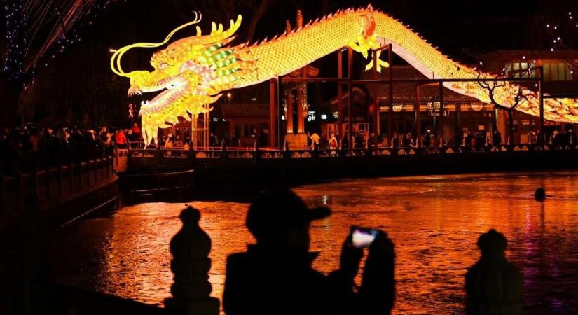 Holdújévi ünnepek: kínaiak milliói indultak útnak