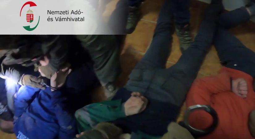 Kommandó ütött rajta az ukrán munkásokon a Szabolcs vármegyei telephelyen  videó