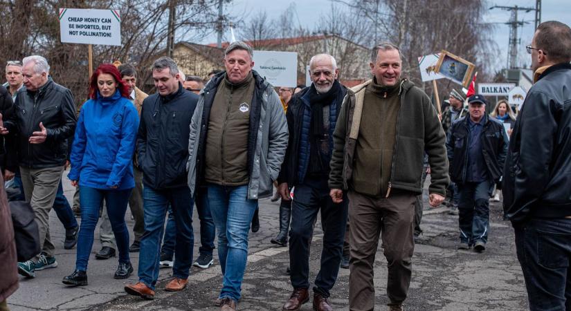 Békési gazdák is tüntettek Záhonyban: az ukrán termények vámmentes behozatala ellen tiltakoztak – galériával