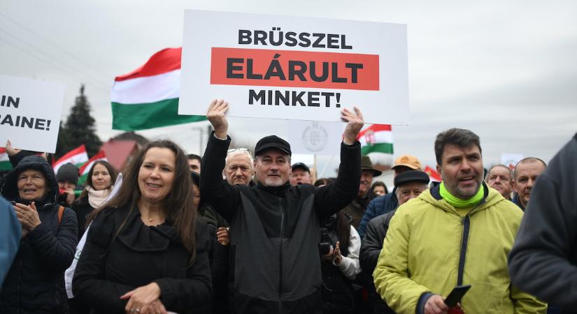 Magyar gazdák tüntettek a záhonyi határátkelőnél