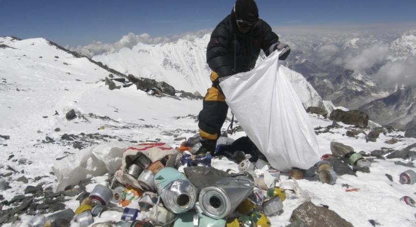 Új rendszabály a Mount Everesten: a hegymászóknak le kell hozniuk az ürüléküket