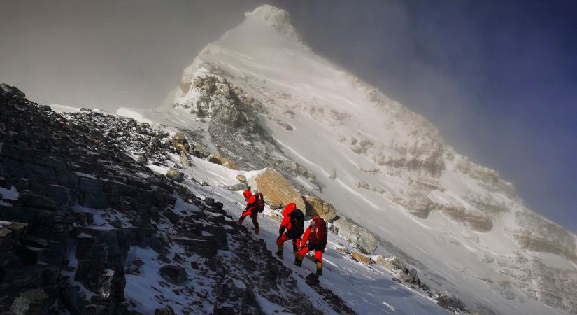 A Mount Everest hegymászóinak ezentúl gondoskodniuk kell ürülékük eltávolításáról