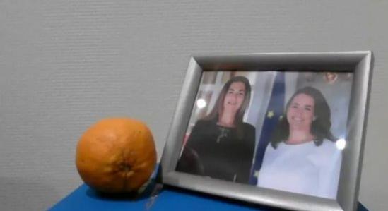Tordai Bence élőben közvetíti, előbb rohad-e el egy narancs, mint ahogy Novák Katalin lemond