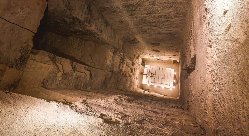 Hatalmas fény áradt az egyiptomi múmia koporsójából, amikor a tudósok lámpával világították be