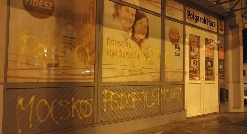 Pedofilsimogató Fidesz - festékkel fújták le az egri Polgárok Házát