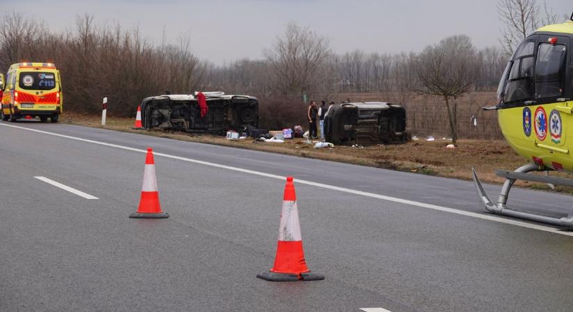 Teljes útzár van az M6-oson, miután egy autómentő tréler és egy személyautó ütközött