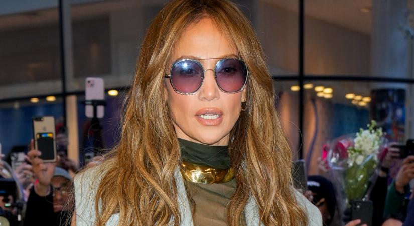 Jennifer Lopez szettje árulkodó, ez a vibráló divatszín lesz a tavasz kedvence: minden szettet feldob