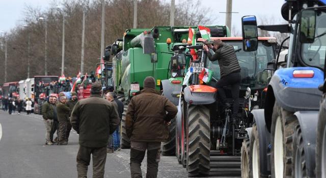 Traktorokkal zárták el az utat Záhonynál a gazdák
