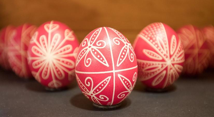 Kétezer tojást "hímezett" saját kezével a mezőkövesdi népművész