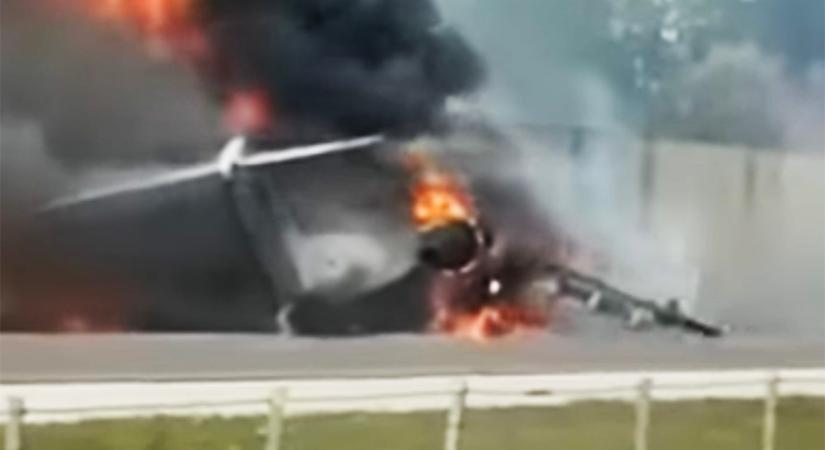 Az autópályára zuhant egy kisrepülőgép Floridában – VIDEÓ