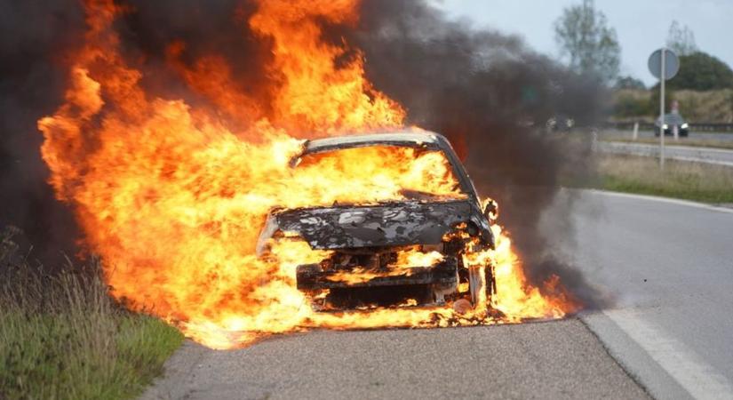 Lángokba borult egy autó Sajókazán