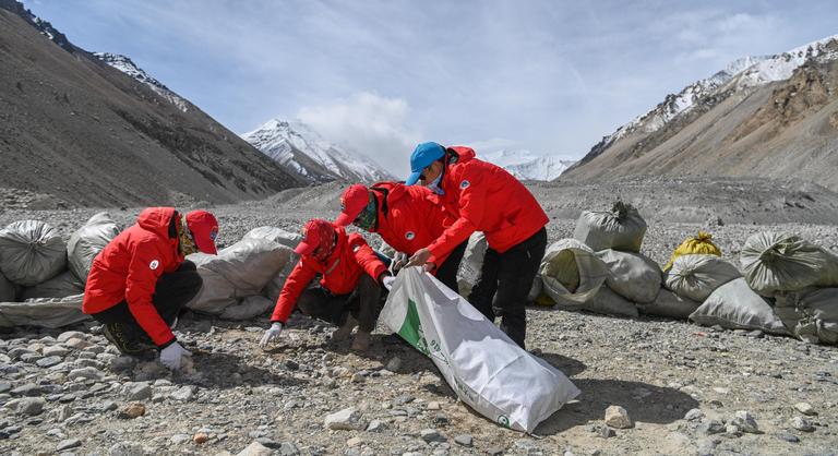 A Mount Everest egy nagy, nyitott WC lett, ami bűzlik – kiakadtak a serpák