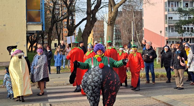 A fánkfesztivál karneváli felvonulása a Keleti városrészben
