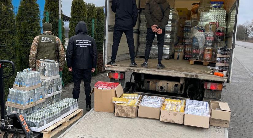 Alkohollal és cigarettával megpakolt járművet állítottak meg a határőrök