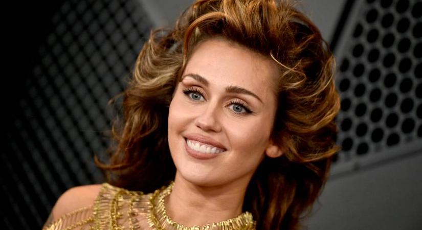 Miley Cyrus így csókolta ritkán látott párját a kamerák előtt: a férfival 2021 óta elválaszthatatlanok