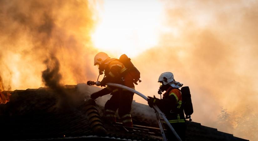 Tűz ütött ki egy sorgarázsban Nyergesújfaluban