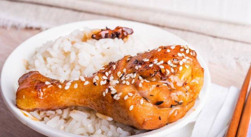 Kínai csirkecombok air fryerben sütve: méz és szójaszósz kerül a szaftba