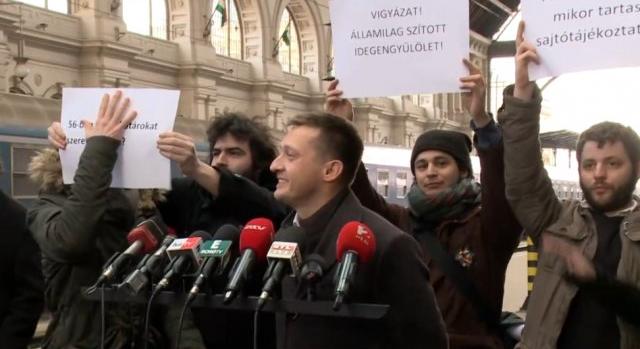 Videón, ahogy megpróbálták eltakarni Rogán Antal mögött a kritikus transzparenseket