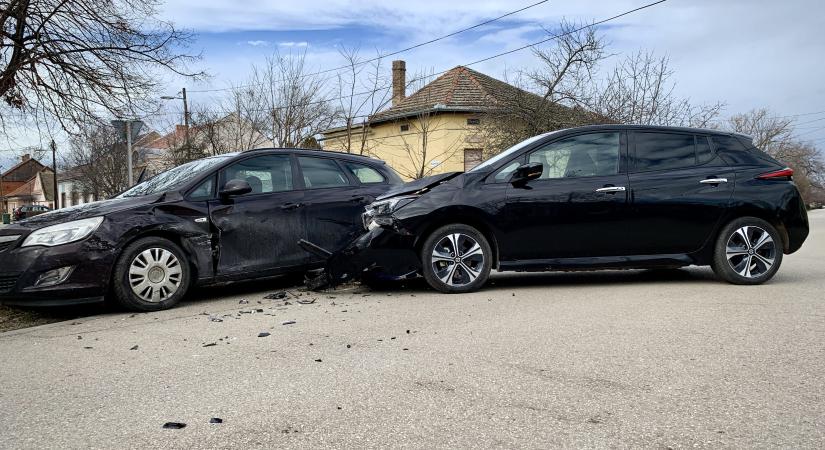 Két autó ütközött Vásárhelyen a Kazincy-Dózsa György kereszteződésében