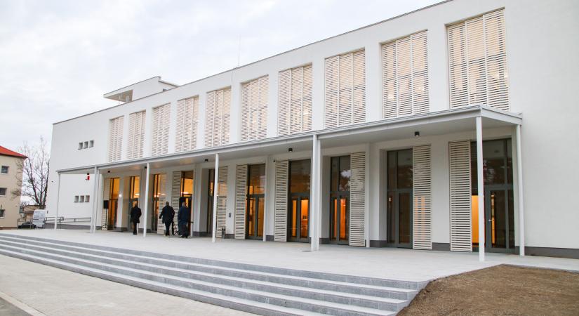 Átadták a felújított nyergesújfalui Ady Endre Művelődési Központ és Könyvtár épületét