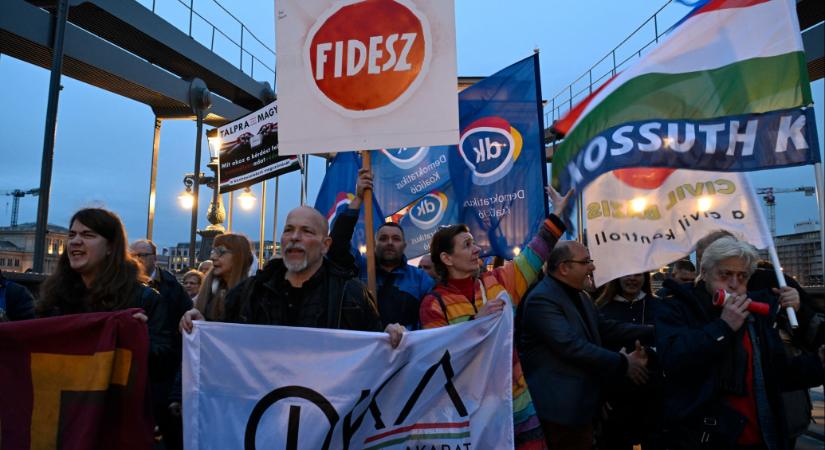 Két hét múlva a Parlament előtt tüntet a közvetlen elnökválasztásért a DK