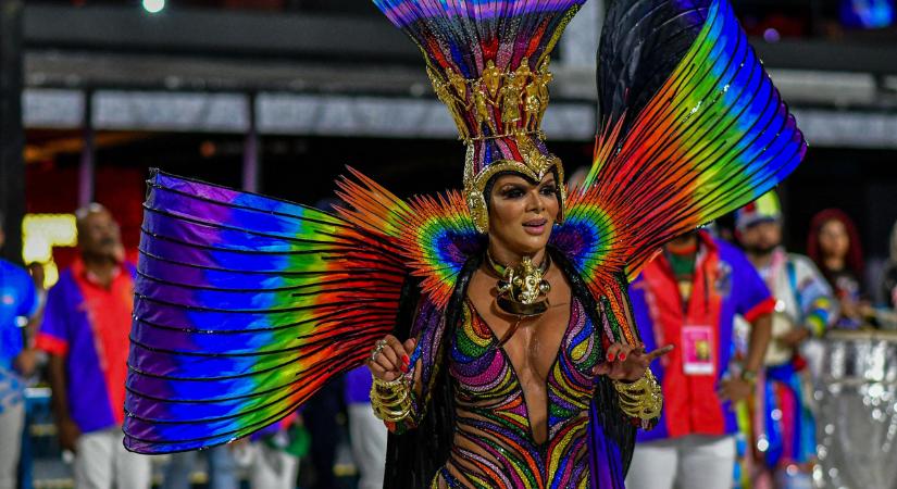 Tüzes táncoslányok, féktelen hangulat a riói karneválon