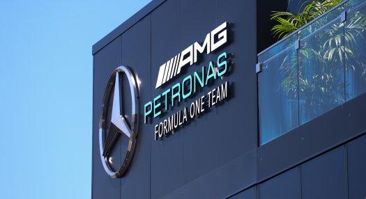 24 éves tehetség ülhet be Lewis Hamilton helyére a Mercedesbe