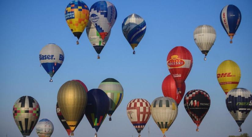 Hőlégballonok festik meg az eget Hajdúszoboszlón, néhány hónap múlva indul a fieszta! – videóval
