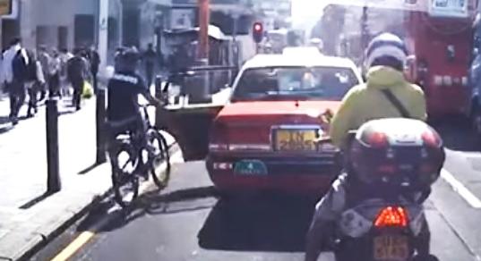 Szegény bringás bemutatja, miért veszélyes autók között biciklizni