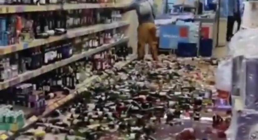 Több száz üveg alkoholt tört össze egyesével a bekattant nő egy londoni Aldiban