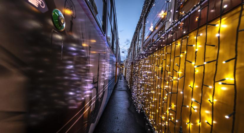 Ismét Budapest utcáin pompázik a fényvillamos – fotók
