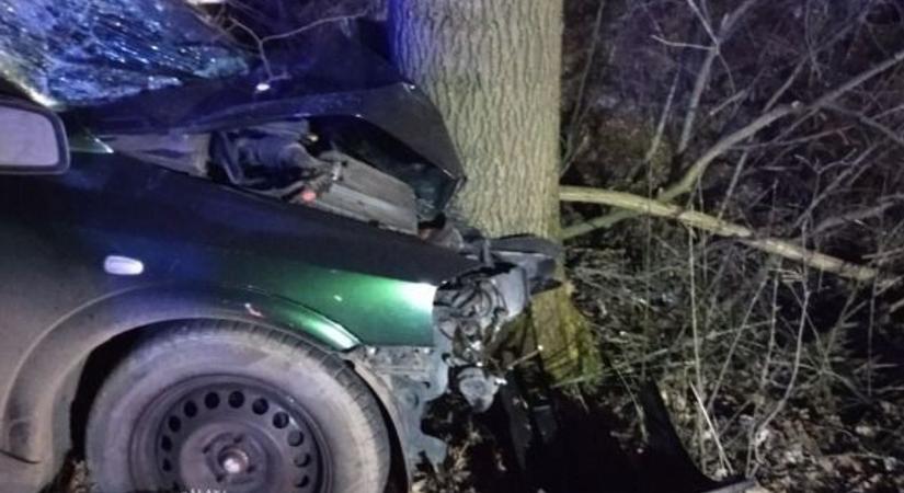Fának csapódott autójával Doboznál, megsérült a sofőr