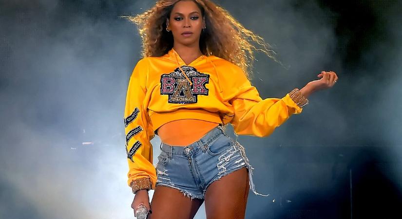Bugyi nélkül, szinte meztelenül pózol Beyoncé - fotó