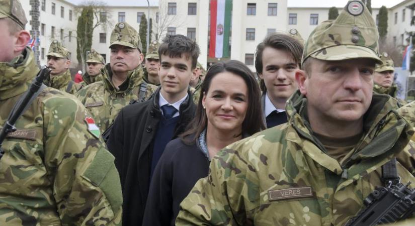 Novák Katalin férje marad alezredes a honvédségnél