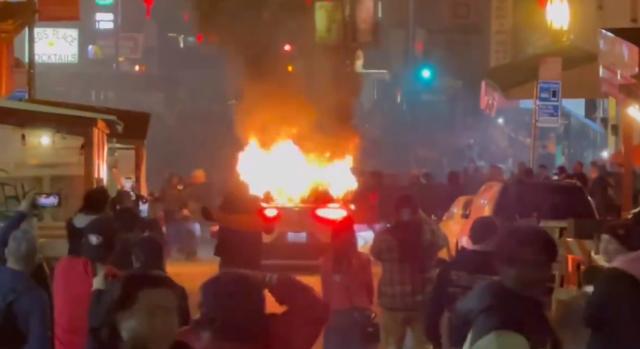 Videó: tűzijátékkal gyújtották fel a Google önvezető taxiját