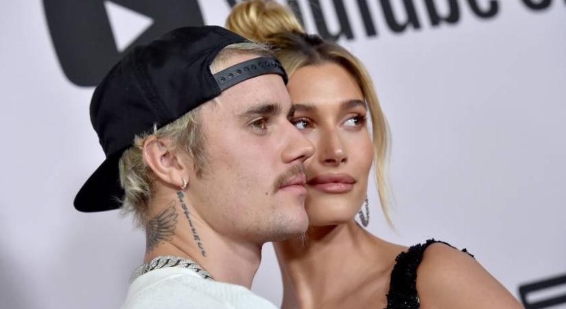 Justin Bieber felesége új hajszínre váltott: Hailey teljesen más külsővel nézte a Super Bowlt