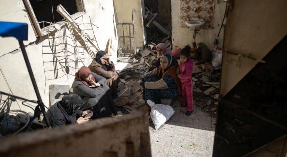 Császármetszés után pár órával újra az utcán – a gázai nők élete rémálommá vált
