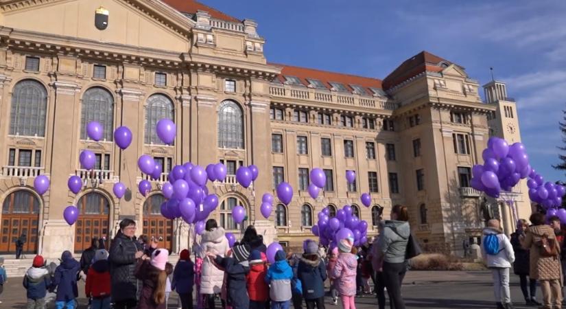 Lila léggömbök százai lepték el Debrecen egét