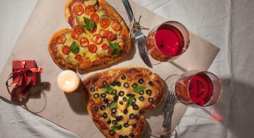 Szív alakú Valentin-napi pizza: tökéletes a bekuckózós randiestéhez