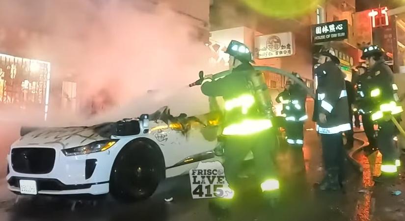 Felgyújtottak egy önvezető autót, Kalifornia szigorítana