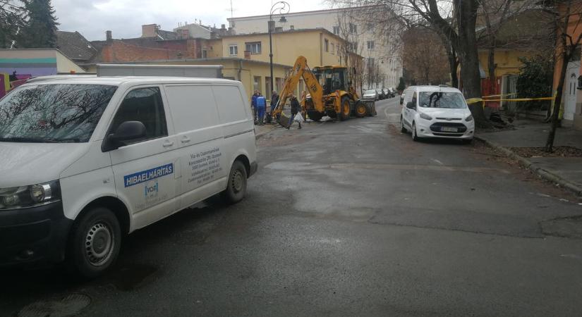Keddre a belvárosi Dr. Sarkady utcában lett csőtörés Szolnokon, ami miatt a Jókai utcát is lezárták